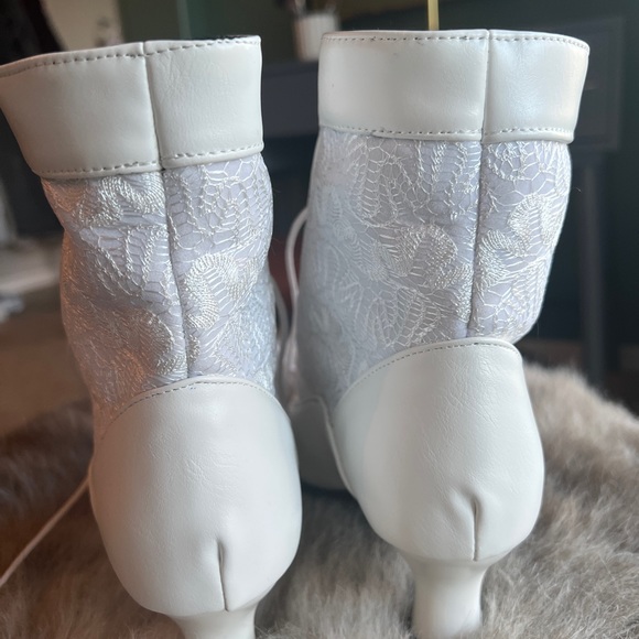 Size 9 White Victorian Bridal Witch Shoes - Picture 4 of 7